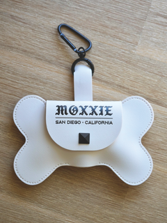 Compact and convenient, the Moxxie White Leather Poop Bag Pouch is designed for easy bag retrieval and replacement, with stylish matte black details.