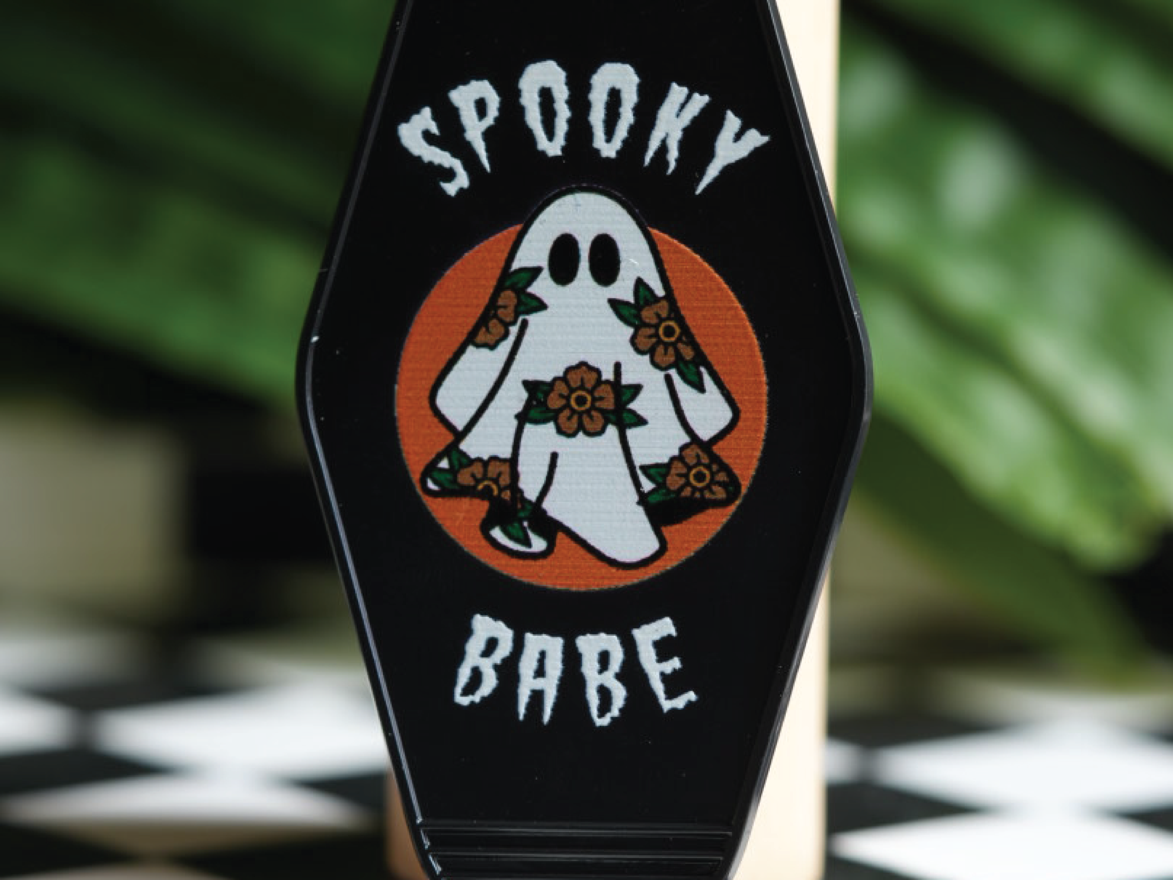 Charming vintage ghost keychain with a spooky babe design, featuring a ghost with flowers – a must-have for any spooky enthusiast!